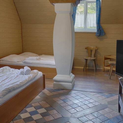 Camera cvadrupla cu duș