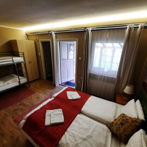 Camera cvadrupla familial(ă) cu vedere spre curte