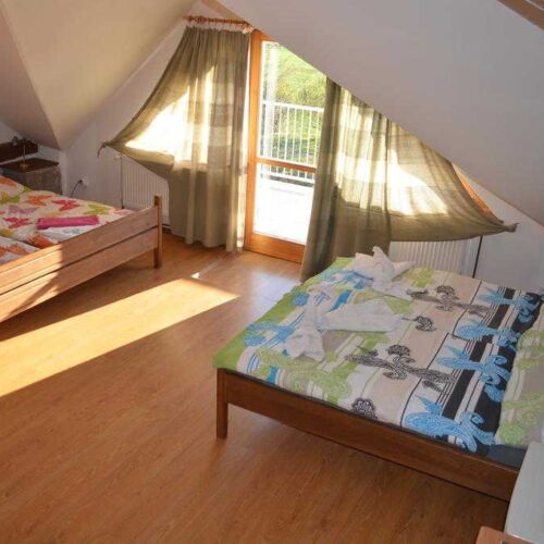 Camera cvadrupla cu duș cu balcon