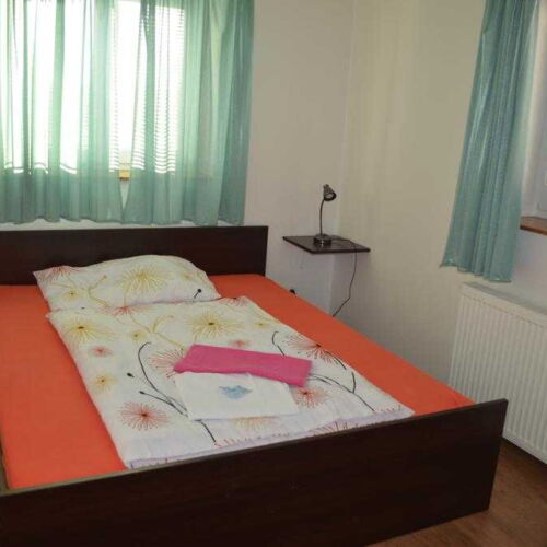 Camera cu duș cu balcon pentru 6 pers.