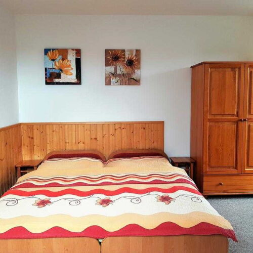 Zweibettzimmer mit Dusche und Eigner Küche