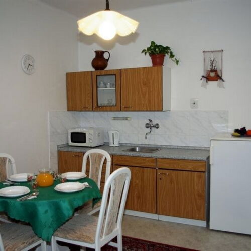 Camera cvadrupla cu duș cu chicinetă proprie