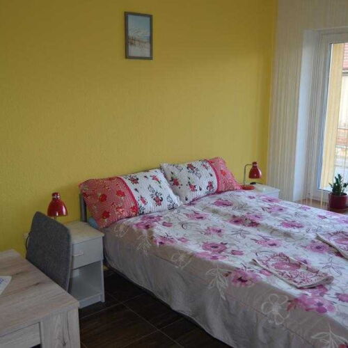 Pokoj se společnou kuchyňkou  s manželskou postelí