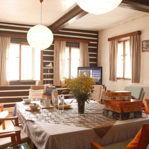 Chalupa (jako celek) se sprchou s privátní koupelnou mimo apartmán pro 21 os. (s možností přistýlky)