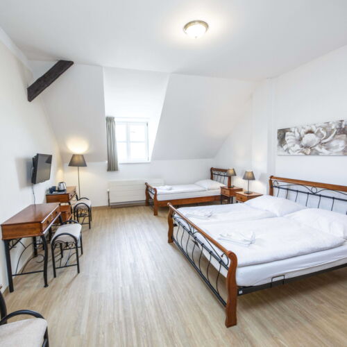 Dreibettzimmer mit Dusche und Klimaanlage