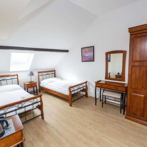 Zweibettzimmer mit Dusche und Klimaanlage