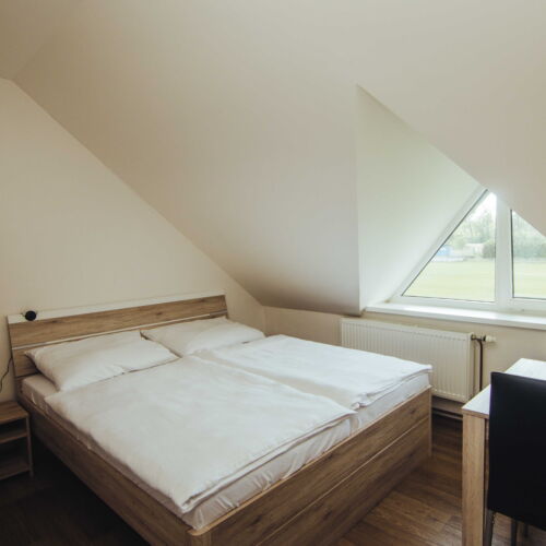 Pokoj se společnou koupelnou pro 3 os. v podkroví