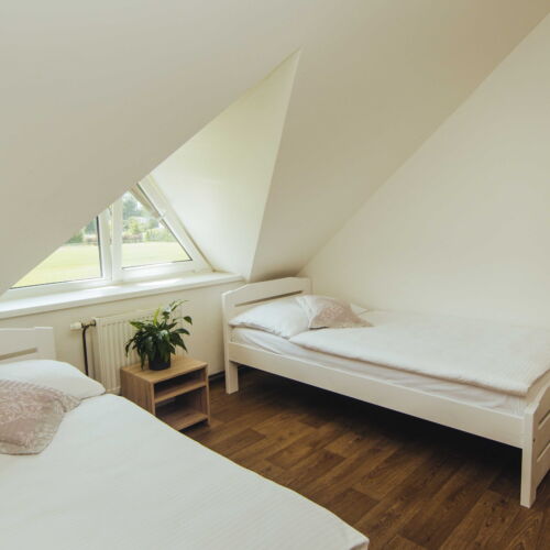 Pokoj se společnou koupelnou pro 2 os. v podkroví