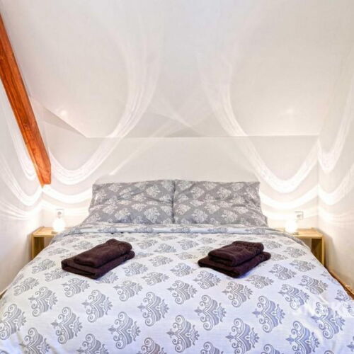 Pokoj se sprchou se společnou kuchyňkou s manželskou postelí