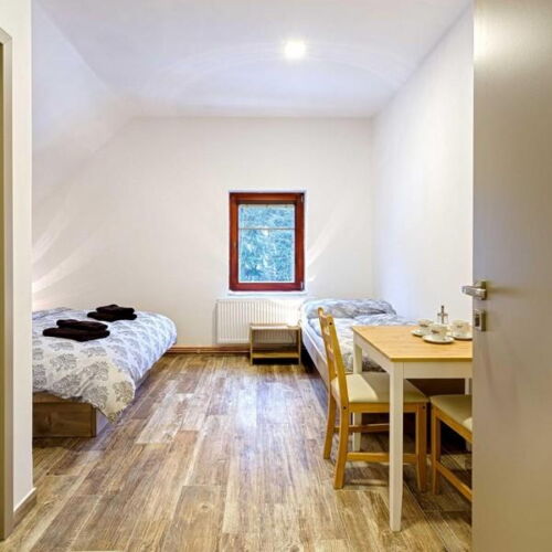 Pokoj se sprchou se společnou kuchyňkou pro 3 os.