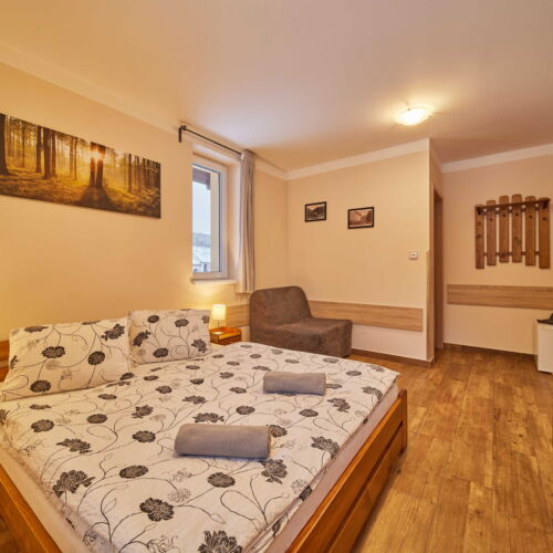 Camera tripla cu duș cu chicinetă comună