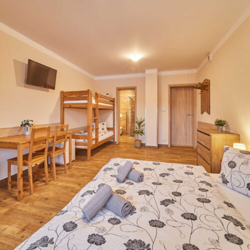 Camera cvadrupla cu duș cu chicinetă comună