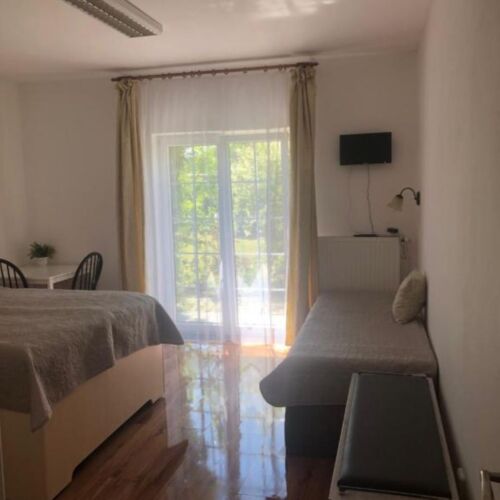 Camera tripla cu duș cu chicinetă comună