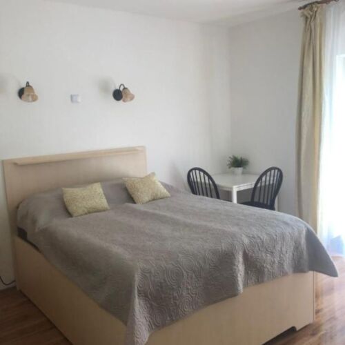 Camera cvadrupla cu duș cu chicinetă comună