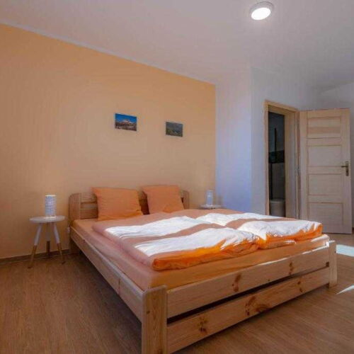 Apartman se sprchou s privátní koupelnou mimo apartmán s manželskou postelí s 1 ložnicí