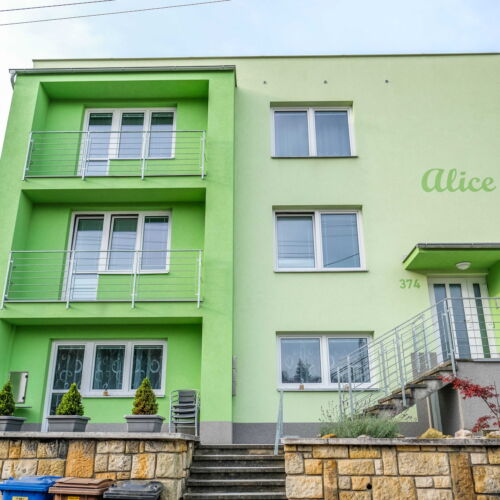 Apartman se sprchou s privátní koupelnou mimo apartmán pro 4 os. s 1 ložnicí