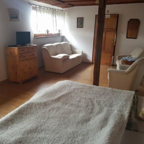 Pokój 2-osobowy ze wspólną łazienką z widokiem na ogród (możliwa dostawka)