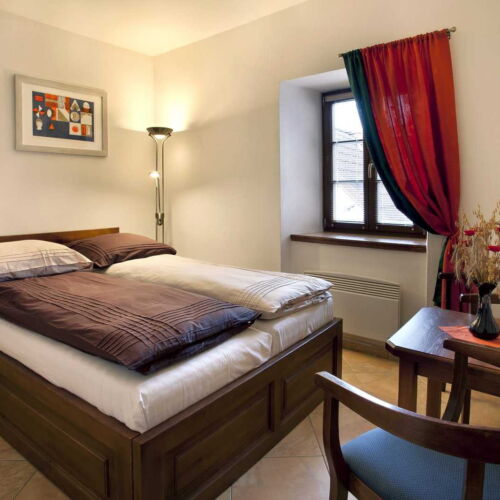 Pokoj se sprchou  s manželskou postelí