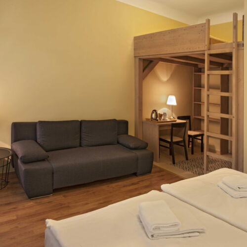 Zuhanyzós háromágyas szoba (pótágyazható)