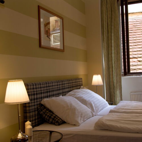 Zuhanyzós egyágyas szoba (pótágyazható)