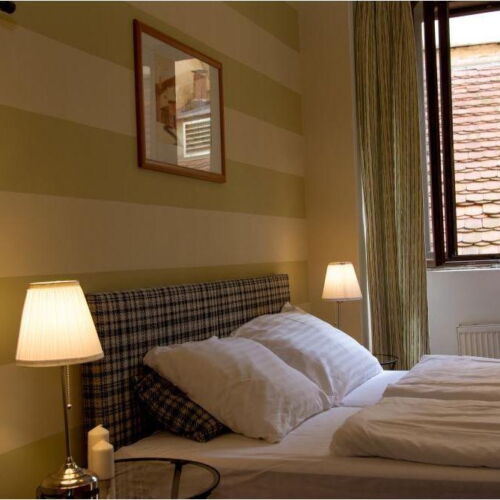 Zuhanyzós négyágyas szoba (pótágyazható)