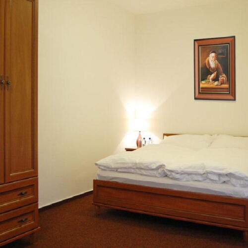 Zuhanyzós háromágyas szoba