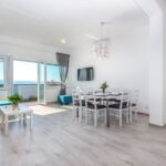 Apartament premium cu vedere spre mare cu 3 camere pentru 6 pers.