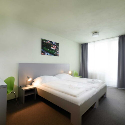 Pokoj se sprchou se společnou kuchyňkou pro 4 os.