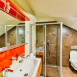Zuhanyzós légkondicionált kétágyas szoba (pótágyazható)