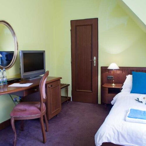 Pokoj se sprchou  s manželskou postelí