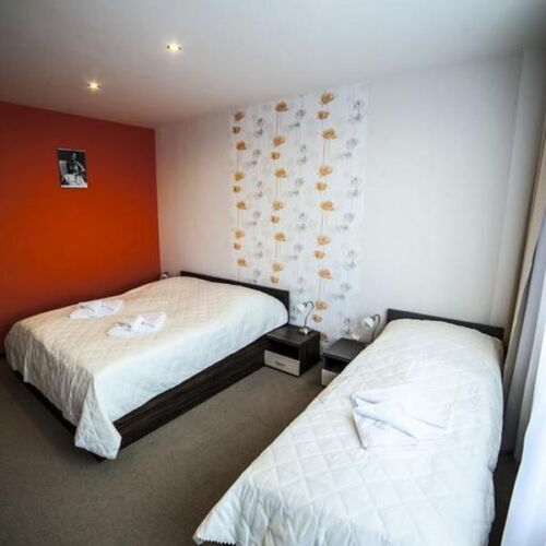 Izba so sprchou s klimatizáciou pre 3 os.