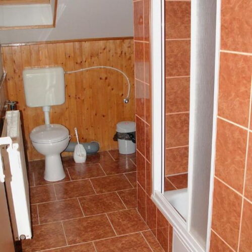 Apartman se sprchou s privátní koupelnou mimo apartmán pro 13 os.