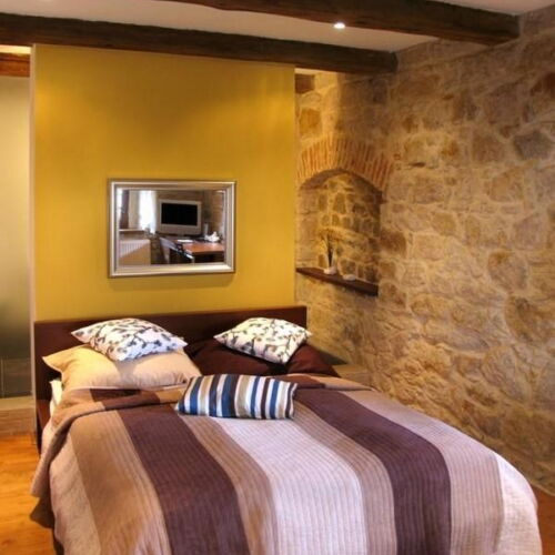 Pokoj s klimatizací se sprchou s manželskou postelí