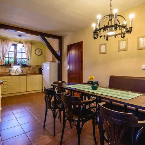 Camera cvadrupla cu duș cu bucătărie proprie