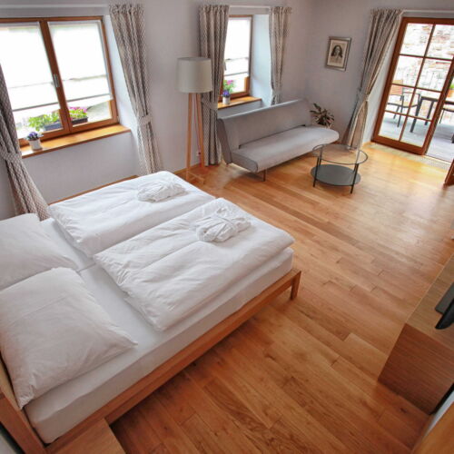 Zuhanyzós saját teakonyhával kétágyas szoba (pótágyazható)