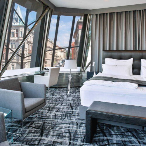 Pokoj s klimatizací s manželskou postelí na poschodí (s možností přistýlky)