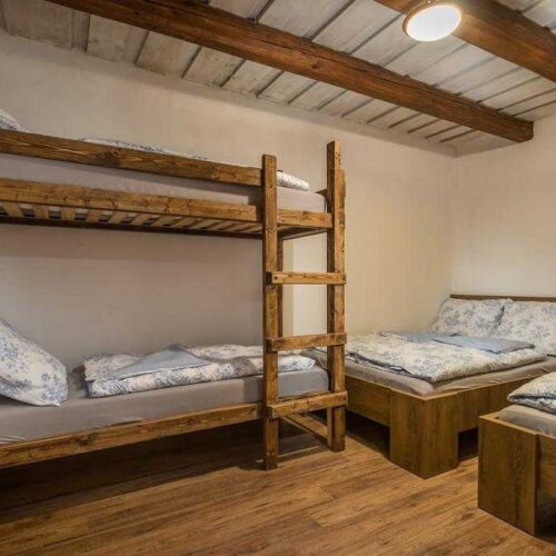 Apartament cu duș cu bucătărie proprie pentru 12 pers.