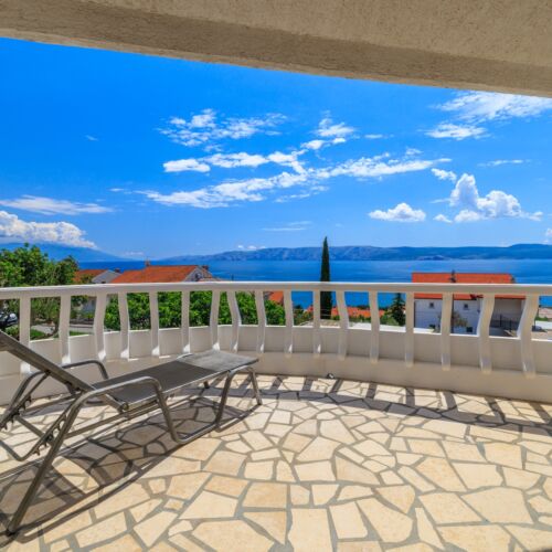 Apartament la etaj cu vedere spre mare cu 2 camere pentru 5 pers.