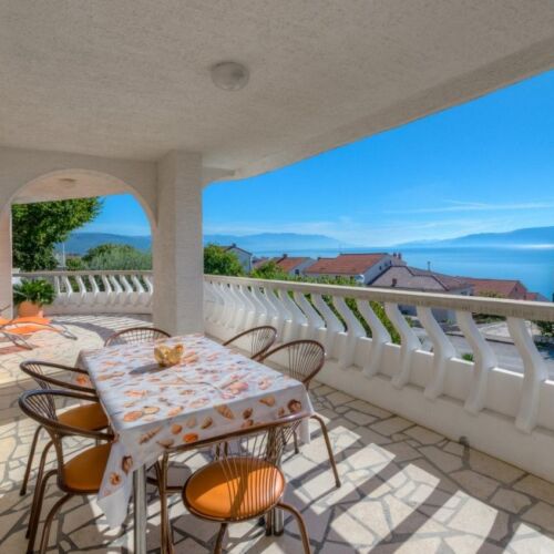 Apartament la etaj cu vedere spre mare cu 3 camere pentru 6 pers.