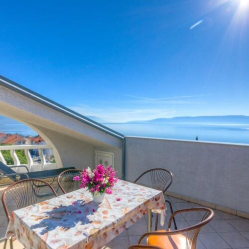 Apartament la etaj cu vedere spre mare cu 3 camere pentru 6 pers.