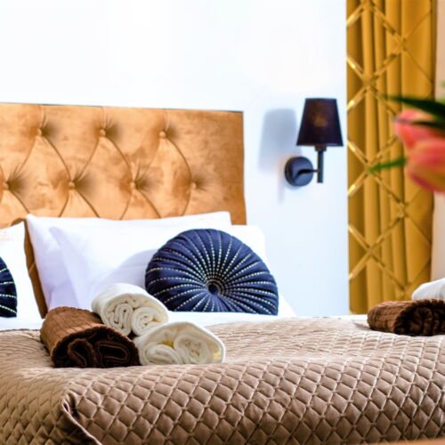 Camera dubla la etaj la parter