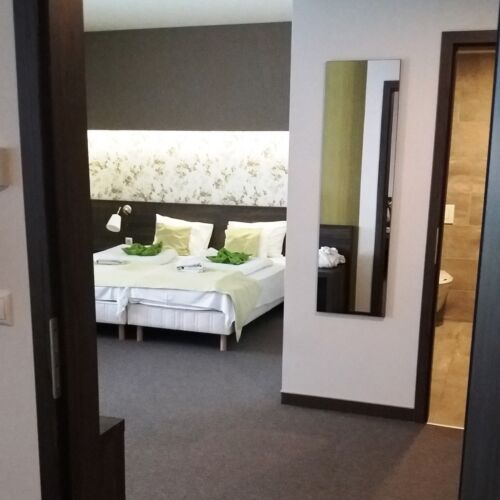 Camera cvadrupla deluxe la etaj