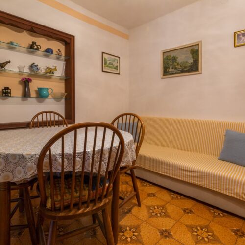 Pogled na vrt U prizemlju apartman za 5 osoba(e) sa 3 spavaće(om) sobe(om)