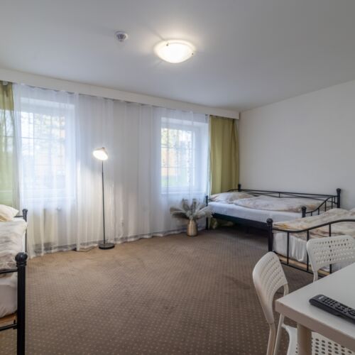 Pokoj se sprchou se společnou kuchyňkou pro 3 os.