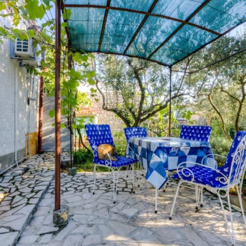 Apartament la parter cu vedere spre grădină cu 1 camera pentru 3 pers.