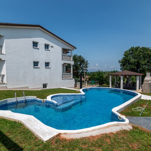 Apartament 14-osobowy z klimatyzacją z tarasem z 7 pomieszczeniami sypialnianymi K-16440