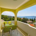 Apartman pro 4 os. se 2 ložnicemi s výhledem na moře na poschodí