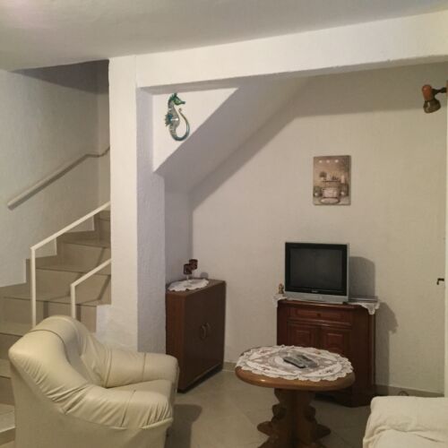 Apartament la etaj cu vedere spre mare cu 2 camere pentru 4 pers. (se poate solicita pat suplimentar)