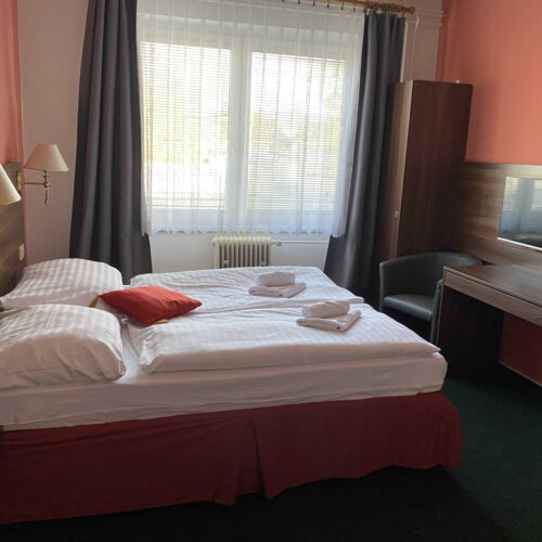 Dvoulůžkový pokoj Standard s oddělenými postelemi, možnost manželské postele, možnost přistýlky.