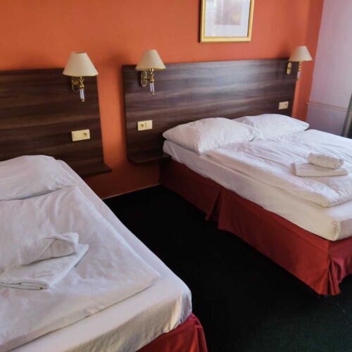 Třílůžkový pokoj Standard manželská postel, možnost oddělených postelí.